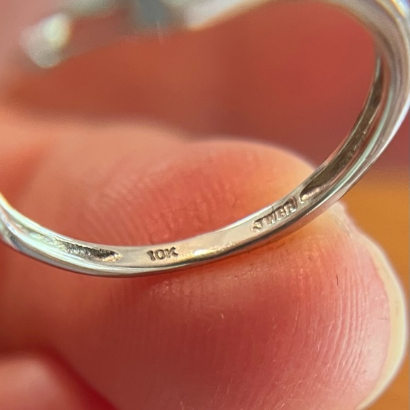 Bypass Oval 10K White Gold Ring with Accent Diamonds, size 4.5 - Picture 7 of 14